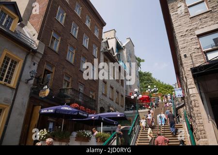 Touristen auf der Escalier Casse-Cou oder halsbrecherische Treppen in Englisch, Unterstadt, Altstadt von Quebec, Quebec, Kanada. Stockfoto