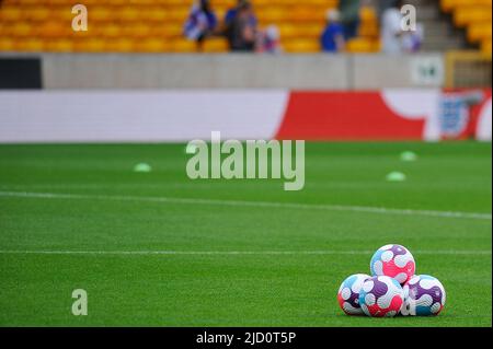 Wolverhampton, Großbritannien. 16.. Juni 2022. Matchballs&#XA;&#XA;Fußball der Frauen Euro 2022 Warm Up Friendly England gegen Belgien Karl W Newton/SPP Kredit: SPP Sport Pressefoto. /Alamy Live News Stockfoto