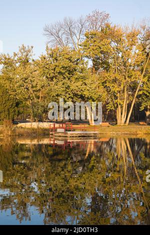 Legen Sie im Herbst an der Riviere des Mille-Iles, der historischen Stätte Ile des Moulins, Old Terrebonne, Lanaudiere, Quebec, Kanada, an Stockfoto