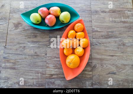 Bio Äpfel Orangen und Mandarinen in Tabletts Stockfoto