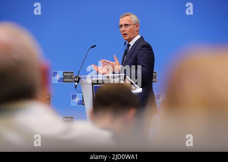 Brüssel, Belgien. 16.. Juni 2022. NATO-Generalsekretär Jens Stoltenberg spricht während einer Pressekonferenz nach dem Treffen der NATO-Verteidigungsminister im NATO-Hauptquartier in Brüssel, Belgien, am 16. Juni 2022. Die Nordatlantikvertragsorganisation (NATO) wird ihre Kampfgruppen entlang ihrer Ostflanke stärken, sagte Generalsekretär Jens Stoltenberg am Donnerstag nach einem Treffen der Verteidigungsminister des Bündnisses. Quelle: Zheng Huansong/Xinhua/Alamy Live News Stockfoto