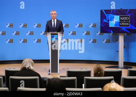 Brüssel, Belgien. 16.. Juni 2022. NATO-Generalsekretär Jens Stoltenberg spricht während einer Pressekonferenz nach dem Treffen der NATO-Verteidigungsminister im NATO-Hauptquartier in Brüssel, Belgien, am 16. Juni 2022. Die Nordatlantikvertragsorganisation (NATO) wird ihre Kampfgruppen entlang ihrer Ostflanke stärken, sagte Generalsekretär Jens Stoltenberg am Donnerstag nach einem Treffen der Verteidigungsminister des Bündnisses. Quelle: Zheng Huansong/Xinhua/Alamy Live News Stockfoto