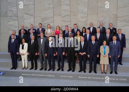 Brüssel, Belgien. 16.. Juni 2022. Vertreter posieren für ein Gruppenfoto während des Treffens der NATO-Verteidigungsminister im NATO-Hauptquartier in Brüssel, Belgien, am 16. Juni 2022. Die Nordatlantikvertragsorganisation (NATO) wird ihre Kampfgruppen entlang ihrer Ostflanke stärken, sagte Generalsekretär Jens Stoltenberg am Donnerstag nach einem Treffen der Verteidigungsminister des Bündnisses. Quelle: Zheng Huansong/Xinhua/Alamy Live News Stockfoto