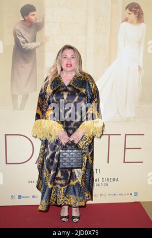 Rom, Italien. 16.. Juni 2022. Serena Grandi besucht den roten Teppich der Premiere des Films Dante im Auditorium della Conciliazione. Kredit: SOPA Images Limited/Alamy Live Nachrichten Stockfoto