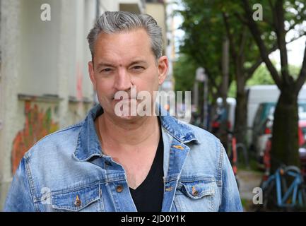 Berlin, Deutschland. 23.. Mai 2022. Schauspieler Christian Kahrmann auf einem Spaziergang durch seine Nachbarschaft im Prenzlauer Berg. Am 19. Juni feiert er seinen 50.. Geburtstag. Kahrmann wurde 1980s als Benny Beimer in der Lindenstraße bekannt. Quelle: Jens Kalaene/dpa/Alamy Live News Stockfoto