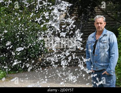 Berlin, Deutschland. 23.. Mai 2022. Schauspieler Christian Kahrmann auf einem Spaziergang durch seine Nachbarschaft im Prenzlauer Berg. Am 19. Juni feiert er seinen 50.. Geburtstag. Kahrmann wurde 1980s als Benny Beimer in der Lindenstraße bekannt. Quelle: Jens Kalaene/dpa/Alamy Live News Stockfoto