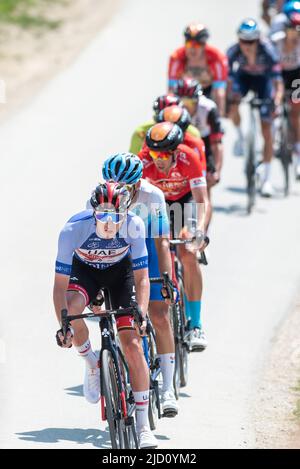 Hotunje, Slowenien. 16.. Juni 2022. Tadej Pogacar aus Slowenien und dem Team Emirates der Vereinigten Arabischen Emirate treten bei der Tour of Slovenia 28., einer 2.. Etappe, einer 174,2km. Etappe zwischen Ptuj und Rogaska Slatina an. Kredit: SOPA Images Limited/Alamy Live Nachrichten Stockfoto