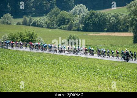 Dole, Slowenien. 16.. Juni 2022. Eine allgemeine Ansicht des Feldes, das während der 28. Tour of Slovenia, 2. Etappe, einer 174,2km Etappe zwischen Ptuj und Rogaska Slatina konkurriert. Kredit: SOPA Images Limited/Alamy Live Nachrichten Stockfoto