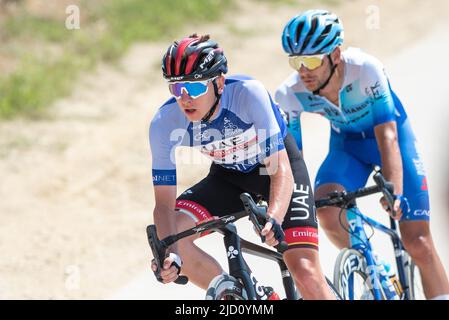 Hotunje, Slowenien. 16.. Juni 2022. (L-R) Tadej Pogacar aus Slowenien und den Vereinigten Arabischen Emiraten Team Emirates und Luka Mezgec aus Slowenien und Team BikeExchange treten während der 28. Tour of Slovenia, 2. Etappe, einer 174,2km Etappe zwischen Ptuj und Rogaska Slatina an. Kredit: SOPA Images Limited/Alamy Live Nachrichten Stockfoto