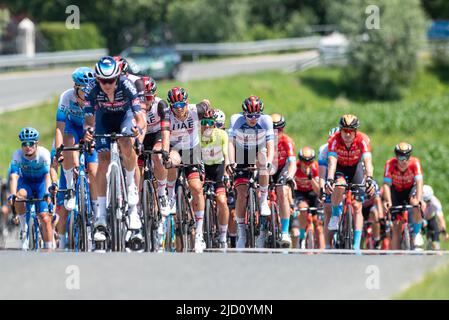Dole, Slowenien. 16.. Juni 2022. Eine allgemeine Ansicht des Feldes, das während der 28. Tour of Slovenia, 2. Etappe, einer 174,2km Etappe zwischen Ptuj und Rogaska Slatina konkurriert. Kredit: SOPA Images Limited/Alamy Live Nachrichten Stockfoto
