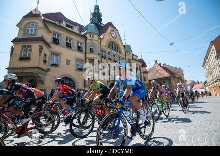 Ptuj, Slowenien. 16.. Juni 2022. Dylan Groenewegen aus den Niederlanden, Team Bikeexchange - Jayco und das Hauptfeld treten während der 28. Tour of Slovenia, 2. Etappe, einer 174,2km Etappe zwischen Ptuj und Rogaska Slatina an. Kredit: SOPA Images Limited/Alamy Live Nachrichten Stockfoto