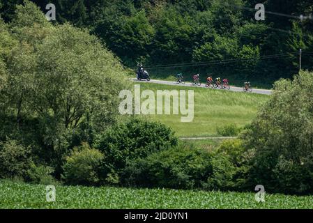 Dole, Slowenien. 16.. Juni 2022. Leader-Gruppe, die während der 28. Tour of Slovenia, 2. Etappe, eine 174,2km Etappe zwischen Ptuj und Rogaska Slatina. Kredit: SOPA Images Limited/Alamy Live Nachrichten Stockfoto