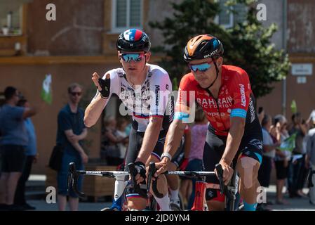 Ptuj, Slowenien. 16.. Juni 2022. (L-R) Matej Mohoric aus Slowenien, Heinrich Haussler aus Australien und Bahrain siegen bei der Tour of Slovenia 28., 2. Etappe A 174,2km zwischen Ptuj und Rogaska Slatina. Kredit: SOPA Images Limited/Alamy Live Nachrichten Stockfoto