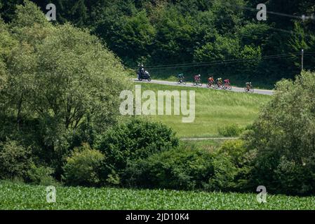 Dole, Slowenien. 16.. Juni 2022. Leader-Gruppe, die während der 28. Tour of Slovenia, 2. Etappe, eine 174,2km Etappe zwischen Ptuj und Rogaska Slatina. (Foto von Milos Vujinovic/SOPA Images/Sipa USA) Quelle: SIPA USA/Alamy Live News Stockfoto