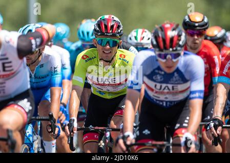 Dole, Slowenien. 16.. Juni 2022. Rafal Majka aus Polen, das VAE Team Emirates Green Leader Jersey, Tadej Pogacar aus Slowenien und das VAE Team Emirates treten bei der Tour of Slovenia 28., der 2.. Etappe, einer 174,2km. Etappe zwischen Ptuj und Rogaska Slatina an. (Foto von Milos Vujinovic/SOPA Images/Sipa USA) Quelle: SIPA USA/Alamy Live News Stockfoto