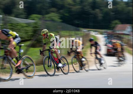 Dole, Slowenien. 16.. Juni 2022. Leon Sarc aus Slowenien und das Cycling Team Kranj treten bei der Tour of Slovenia 28., der 2.. Etappe, einer 174,2km. Etappe zwischen Ptuj und Rogaska Slatina an. (Foto von Milos Vujinovic/SOPA Images/Sipa USA) Quelle: SIPA USA/Alamy Live News Stockfoto