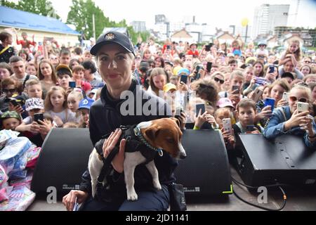 Lviv, Ukraine. 1.. Juni 2022. Ein Mitarbeiter des staatlichen Notdienstes der Ukraine hält den berühmten Sapper-Hund Patron während eines Besuchs in Lviv Patron ist ein ukrainischer explosiver Sniffer-Hund, Jack Russell Terrier, Maskottchen des ukrainischen Notdienstes, der während des russisch-ukrainischen Krieges große Popularität gewann. Nach Angaben des Staatlichen Notdienstes der Ukraine hatte Patron bis März 19 bei der Entdeckung von mehr als 90 Sprengkörpern geholfen, die von russischen Truppen installiert wurden. (Bild: © Pavlo Palamarchuk/SOPA Images via ZUMA Press Wire) Stockfoto