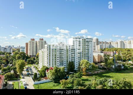 Luftaufnahme der Wohngegend an einem sonnigen Sommertag. Neue mehrstöckige Häuser zum Wohnen. Stockfoto