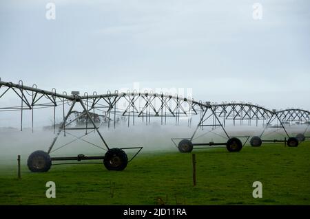 Automatisches lineares Bewässerungssystem für die Landwirtschaft Stockfoto