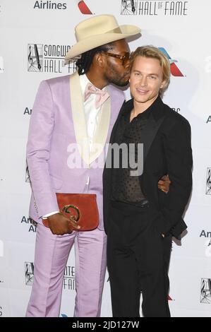 New York, USA. 16.. Juni 2022. (L-R) Jeremy O. Harris und Ronan Farrow nehmen an der Gala zur Einführung und Verleihung der Songwriters Hall of Fame 2022 im New York Marriott Marquis, New York, NY, 16. Juni 2022 Teil (Foto von Anthony Behar/Sipa USA) Quelle: SIPA USA/Alamy Live News Stockfoto