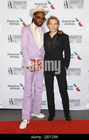 New York, USA. 16.. Juni 2022. (L-R) Jeremy O. Harris und Ronan Farrow nehmen an der Gala zur Einführung und Verleihung der Songwriters Hall of Fame 2022 im New York Marriott Marquis, New York, NY, 16. Juni 2022 Teil (Foto von Anthony Behar/Sipa USA) Quelle: SIPA USA/Alamy Live News Stockfoto