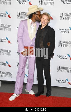 New York, USA. 16.. Juni 2022. (L-R) Jeremy O. Harris und Ronan Farrow nehmen an der Gala zur Einführung und Verleihung der Songwriters Hall of Fame 2022 im New York Marriott Marquis, New York, NY, 16. Juni 2022 Teil (Foto von Anthony Behar/Sipa USA) Quelle: SIPA USA/Alamy Live News Stockfoto