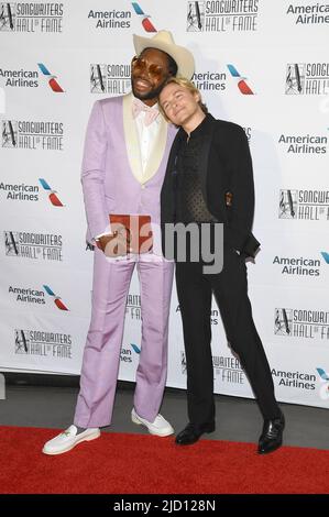 New York, USA. 16.. Juni 2022. (L-R) Jeremy O. Harris und Ronan Farrow nehmen an der Gala zur Einführung und Verleihung der Songwriters Hall of Fame 2022 im New York Marriott Marquis, New York, NY, 16. Juni 2022 Teil (Foto von Anthony Behar/Sipa USA) Quelle: SIPA USA/Alamy Live News Stockfoto