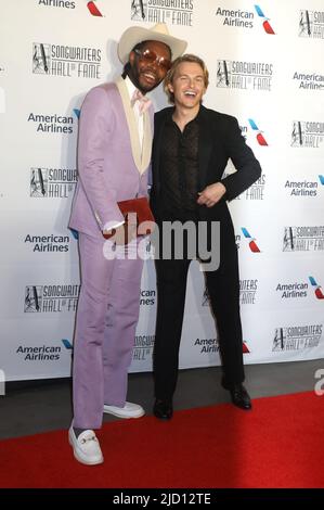 16. Juni 2022, New York, New York, USA: Der Dramatiker JEREMY O. HARRIS und der Schriftsteller RONAN FARROW nehmen an der jährlichen Indiction and Awards Gala 51. für die 2022 Songwriters Hall of Fame im New York Marriott Marquis Hotel Teil. (Bild: © Nancy Kaserman/ZUMA Press Wire) Stockfoto