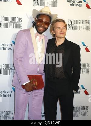 16. Juni 2022, New York, New York, USA: Der Dramatiker JEREMY O. HARRIS und der Schriftsteller RONAN FARROW nehmen an der jährlichen Indiction and Awards Gala 51. für die 2022 Songwriters Hall of Fame im New York Marriott Marquis Hotel Teil. (Bild: © Nancy Kaserman/ZUMA Press Wire) Stockfoto