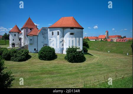 Landschaftlich reizvolle Ansicht der mittelalterlichen Burg in Varazdin, Kroatien Stockfoto