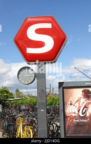 Hellerup, Dänemark - 14. Juni 2022: S-Train-Schild an der Haltestelle hthe ellerup. Stockfoto