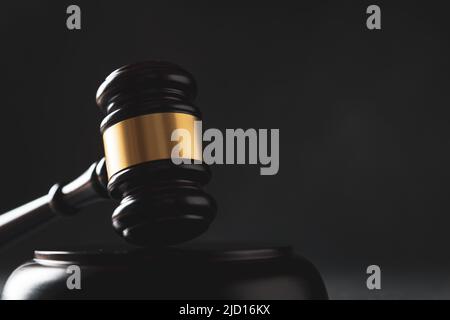 Recht und Gerechtigkeit. Hölzerner Richter Gavel, Nahaufnahme. Stockfoto