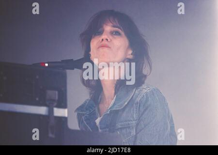 Die Schauspielerin und Sängerin Charlotte Gainsbourg tritt während des Way Out West Festivals in Göteborg auf der Bühne auf. Stockfoto