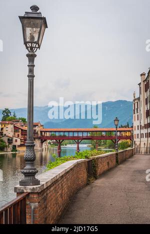 Blick auf die Alpini-Brücke mit dem Fluss Brenta in Bassano del Grappa, Vicenza, Venetien, Italien, Europa Stockfoto