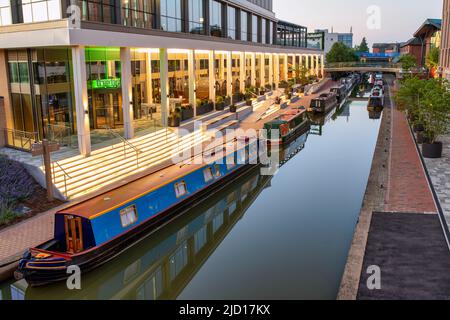 Kanalboote auf dem Oxford-Kanal in Banbury im Morgengrauen. Castle Quay Waterfront. Banbury, Oxfordshire, England Stockfoto