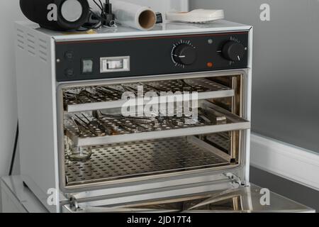 Dampfsterilisationsmaschine zum Waschen von chirurgischen Instrumenten Stockfoto