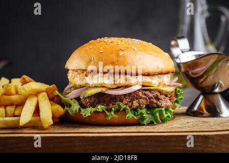 Nahaufnahme des Burger-Sets mit pommes frites Stockfoto