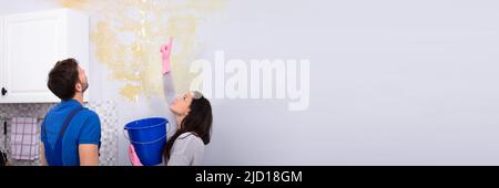 Junge Frau mit blauen Eimer mit Wasser von der Decke bis zum Veteran Stockfoto