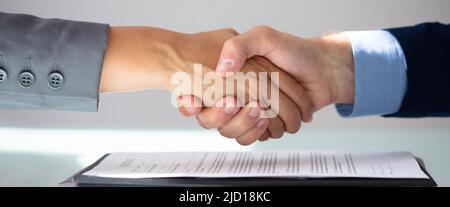 Business Partner die Hände schütteln über Vertrag Form Stockfoto