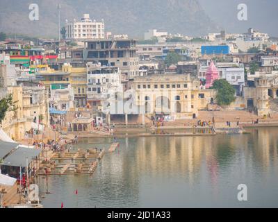 Pushkar, Rajasthan Indien - 14. November 2021 : Pushkar See oder pushkar jhil, eine hinduistische Wallfahrtsort Landschaft Luftbild vom Berg Stockfoto