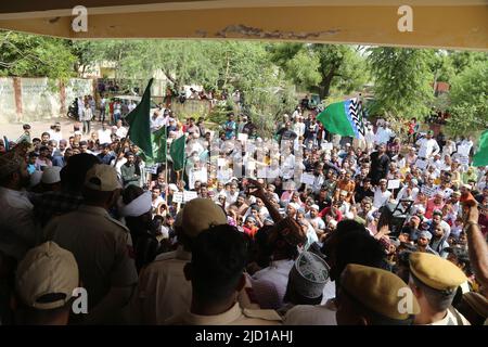 Beawar, Rajasthan, Indien. 10.. Juni 2022. Mitglieder der muslimischen Gemeinschaft protestieren gegen die kontroversen Äußerungen zweier inzwischen suspendierten BJP-Führer gegen den Propheten Mohammed, nachdem sie Freitagsgebete in Beawar gehalten haben. (Bild: © Sumit Sarawat/Pacific Press via ZUMA Press Wire) Stockfoto