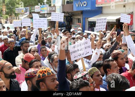 Beawar, Rajasthan, Indien. 10.. Juni 2022. Mitglieder der muslimischen Gemeinschaft protestieren gegen die kontroversen Äußerungen zweier inzwischen suspendierten BJP-Führer gegen den Propheten Mohammed, nachdem sie Freitagsgebete in Beawar gehalten haben. (Bild: © Sumit Sarawat/Pacific Press via ZUMA Press Wire) Stockfoto