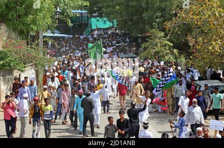 Beawar, Rajasthan, Indien. 10.. Juni 2022. Mitglieder der muslimischen Gemeinschaft protestieren gegen die kontroversen Äußerungen zweier inzwischen suspendierten BJP-Führer gegen den Propheten Mohammed, nachdem sie Freitagsgebete in Beawar gehalten haben. (Bild: © Sumit Sarawat/Pacific Press via ZUMA Press Wire) Stockfoto