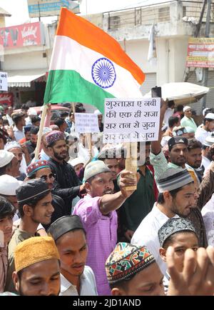 Beawar, Rajasthan, Indien. 10.. Juni 2022. Mitglieder der muslimischen Gemeinschaft protestieren gegen die kontroversen Äußerungen zweier inzwischen suspendierten BJP-Führer gegen den Propheten Mohammed, nachdem sie Freitagsgebete in Beawar gehalten haben. (Bild: © Sumit Sarawat/Pacific Press via ZUMA Press Wire) Stockfoto