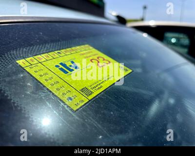 Barcelona, Spanien Juni 16. 2022 ein ITV-zugelassenes Etikett in einem Auto Stockfoto