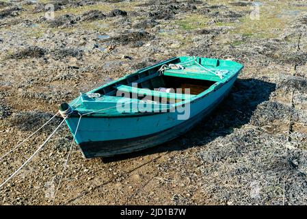 Kleine Boote, die bei Ebbe am Sandstrand in der Bretagne, Frankreich, gestrandet sind Stockfoto