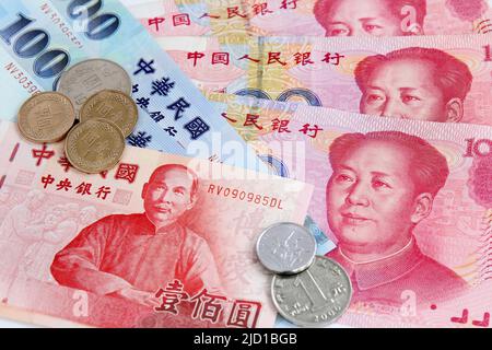 Chinesischer Yuan vs. Taiwan-Dollar - zwei Währungen für diese geopolitischen Regionen mit engem Handel Stockfoto
