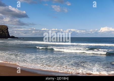 Avalon Beach Australien, blauer Himmel überwintert den Tag mit rollender Meeresbrandung, Sydney, NSW, Australien Stockfoto