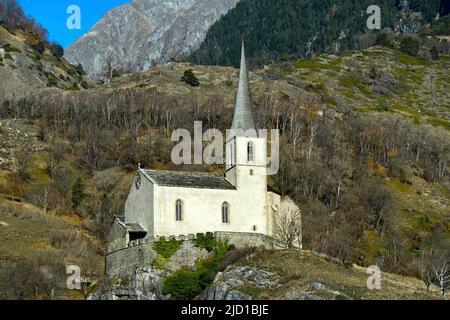 Die mittelalterliche Kirche St. Romanus auf dem Burgfelsenfelsen, Raron, Wallis, Schweiz Stockfoto