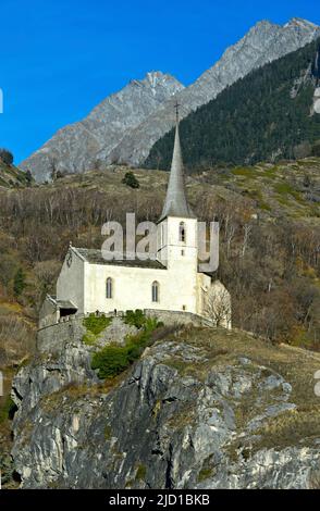 Die mittelalterliche Kirche St. Romanus auf dem Burgfelsenfelsen, Raron, Wallis, Schweiz Stockfoto